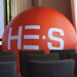 Großer orangener Ball im Vorlesungsraum