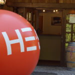 Eingang des Gasthausen mit großem orangen Ball am Eingang