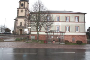 Kirche iund das Mehrgenerationenhaus in Johannesberg